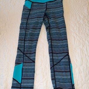 Teal/ black Lululemon Patterned Leggings…Size 4 (mid calf length)